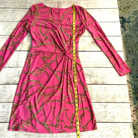 Nine and Co Faux Wrap Dress Hot Pink Gold Chain Print V-neck Cocktail Size S NWT - Picture 6 of 10